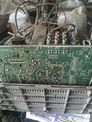 創維21D9GHT彩電垂直一條亮線故障維修